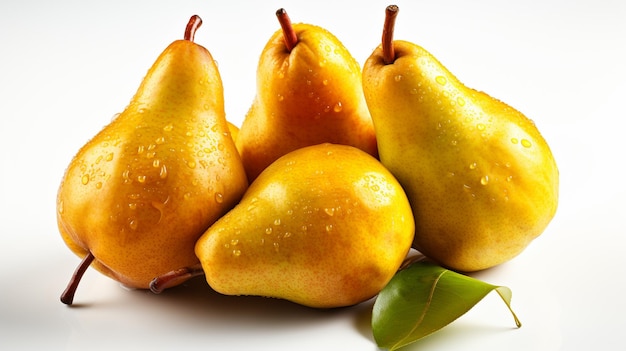 Rijke gele peren met waterdruppels op een witte achtergrond