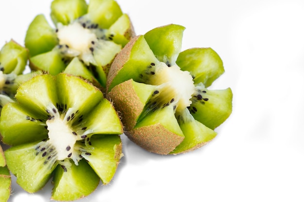 Rijke groene kiwi met een witte achtergrond