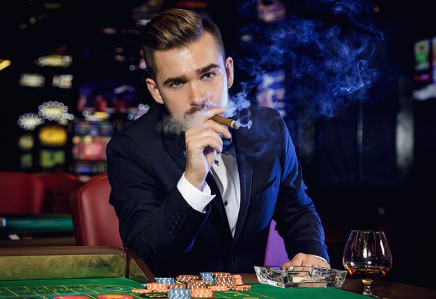 Rijke knappe man Rookvrije sigaar in het casino