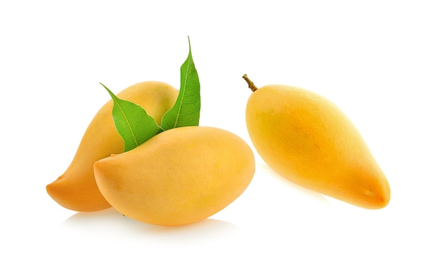 Rijke mango op witte achtergrond