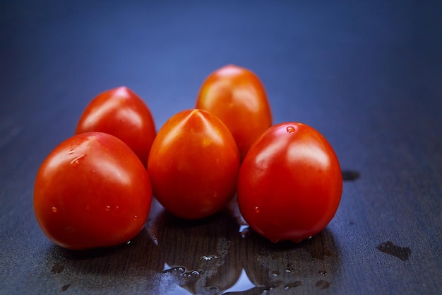Foto rijke tomaten op de zwarte tafel
