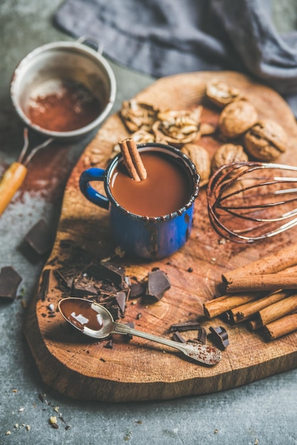 Rijke warme chocolademelk maken met kaneel en walnoten aan boord