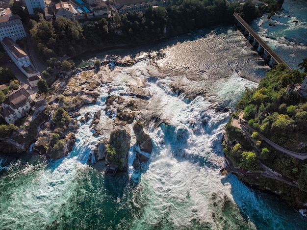 Rijn falls (rheinfall) watervallen met schloss laufen kasteel, neuhausen in de buurt van schaffhausen, kanton schaffhausen, zwitserland, europa