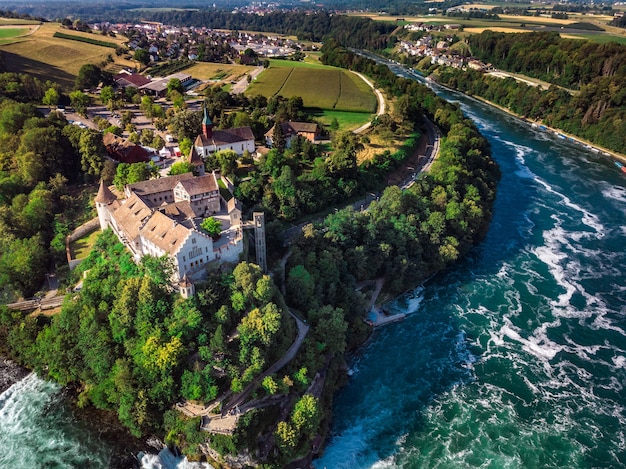 Rijn Falls (Rheinfall) watervallen met Schloss Laufen kasteel, Neuhausen in de buurt van Schaffhausen, kanton Schaffhausen, Zwitserland, Europa