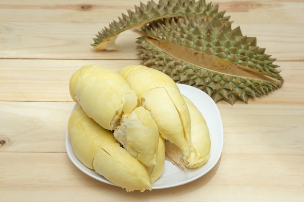 rijp durian fruit op witte schotel