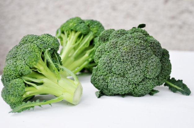 Rijp en vers broccoliclose-up. Gezonde groene biologische rauwe broccoli toppen, klaar om te koken