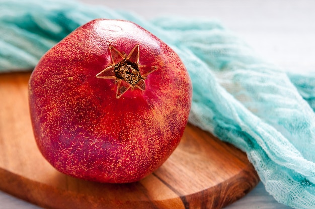 Rijp granaatappelfruit op houten uitstekende lijst