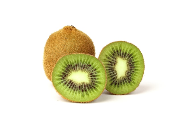 Rijp kiwifruit en de helft van geïsoleerde kiwi.