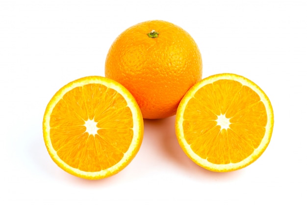 Rijp oranje fruit op witte achtergrond. Ronde oranje plak.