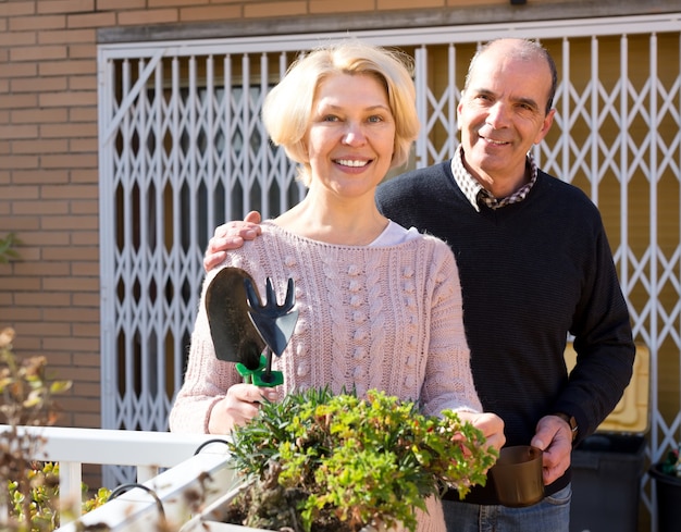 Foto rijp paar bij terras dichtbij huis