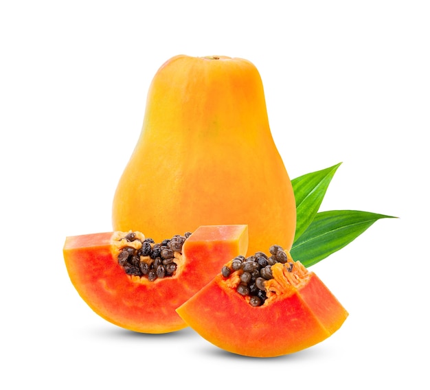 Rijp papaya fruit met zaden geïsoleerd op een witte achtergrond