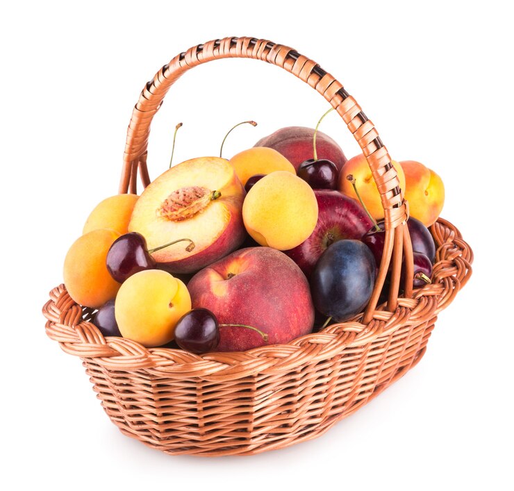 Rijp zomerfruit in een mand