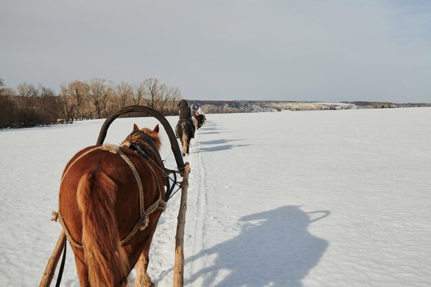 rijpaardkaart met het schilderachtige winterlandschap van mensen