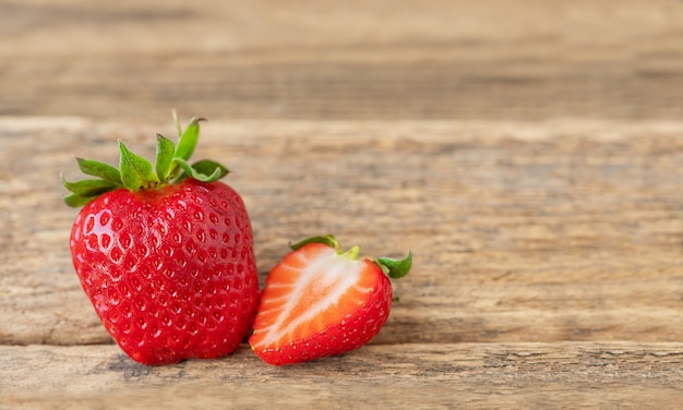 Rijpe aardbei op houten achtergrond