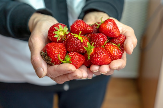 Rijpe aardbeien in de handen van een man