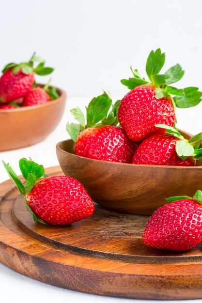 Rijpe aardbeien in een grote houten kom, selectieve nadruk