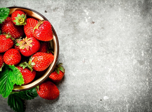 Rijpe aardbeien in een kom