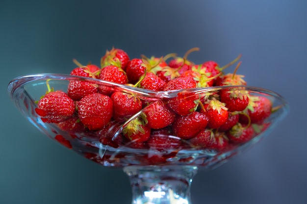 Rijpe aardbeien in een kristallen vaas