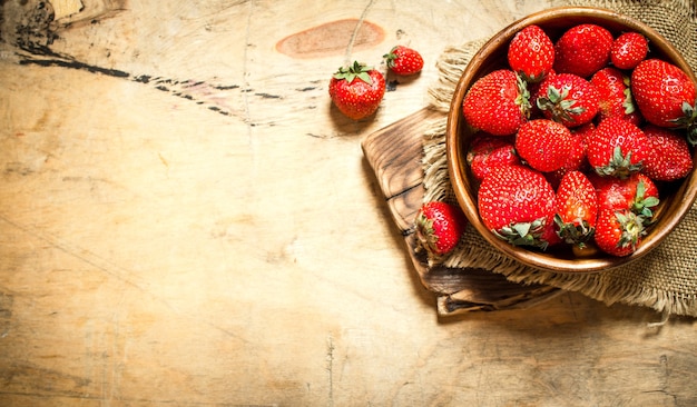 Rijpe aardbeien in kom aan boord