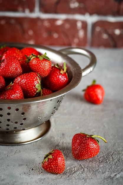 Rijpe aardbeien in vergiet