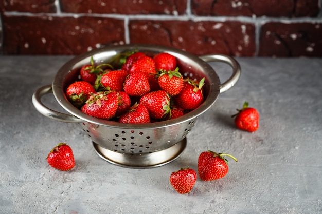 Rijpe aardbeien in vergiet