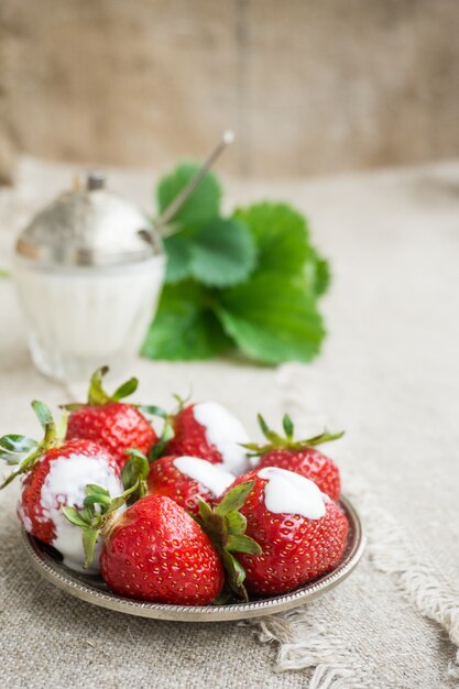 Rijpe aardbeien op een bord