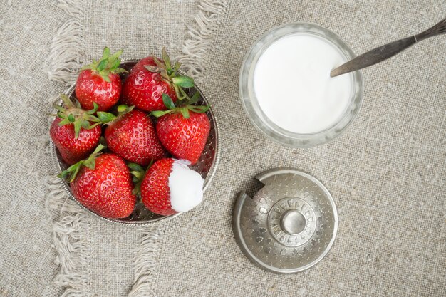 Rijpe aardbeien op een bord