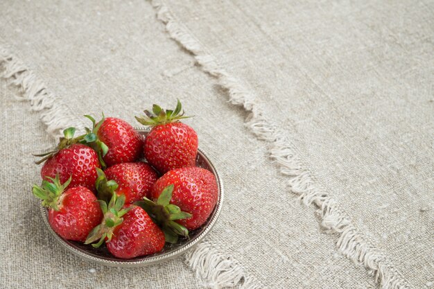 Rijpe aardbeien op een bord