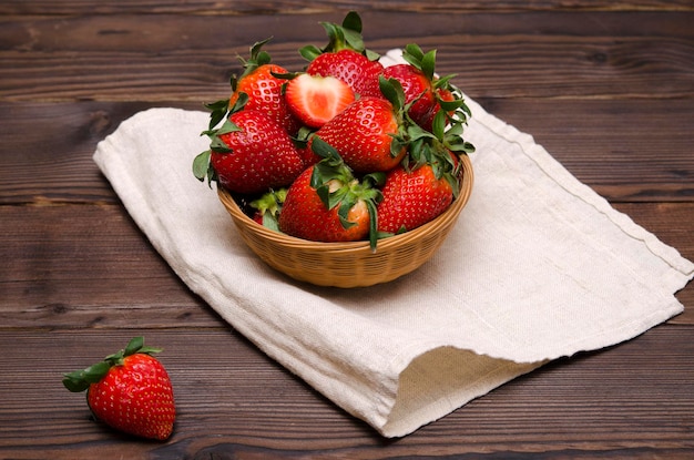 Rijpe aardbeien op een linnen servet op tafel