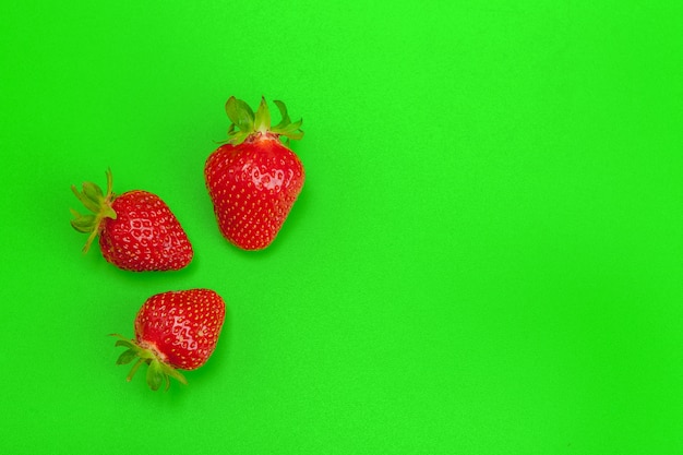 Rijpe aardbeien op heldergroene achtergrond. Gezond eten