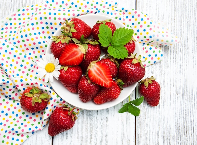 Rijpe aardbeien op houten tafel