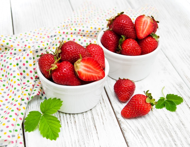 Rijpe aardbeien op houten tafel