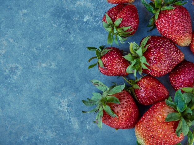 Rijpe aardbeien op tafel met kopie ruimte.