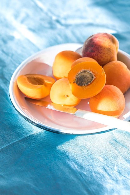 Rijpe abrikozen met kopieerruimte voor tekst Diverse verse zomerfruit