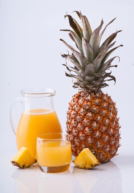 Rijpe ananas en sap glas