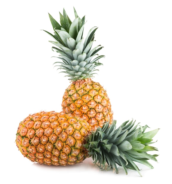 Rijpe ananas geïsoleerd op wit