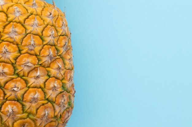 Rijpe ananas op een blauwe achtergrond