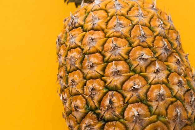 Rijpe ananas op een gele achtergrond