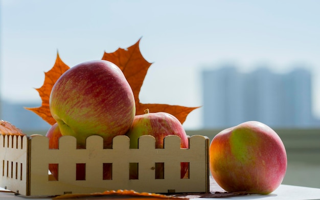 Rijpe appels in een houten kist. Herfstbladeren