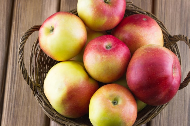 Rijpe appels in een rieten mand close-up