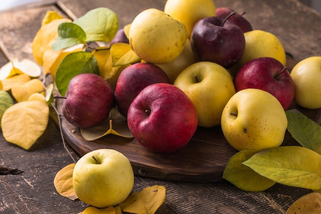 Rijpe appels op houten plank op de rustieke tafel