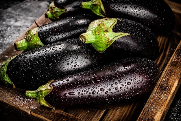 Foto rijpe aubergine op een houten dienblad