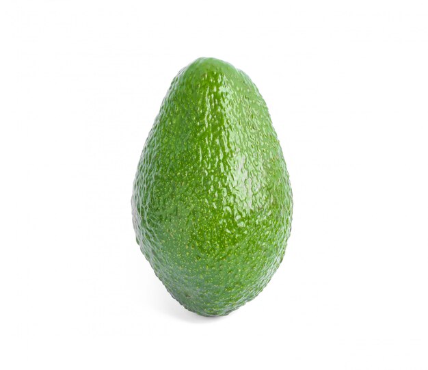 Rijpe avocado die op wit wordt geïsoleerd