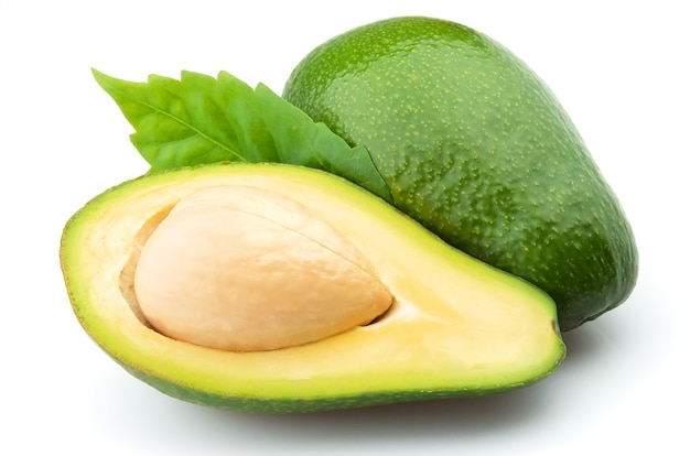 Rijpe avocado het is verdeeld in delen