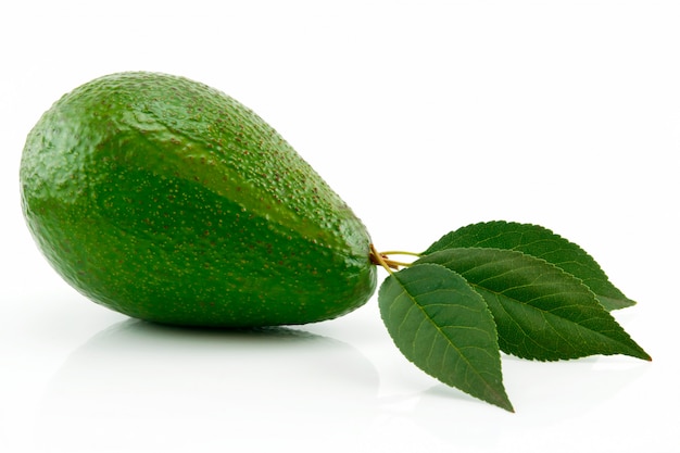 Foto rijpe avocado met groen blad geïsoleerd op wit