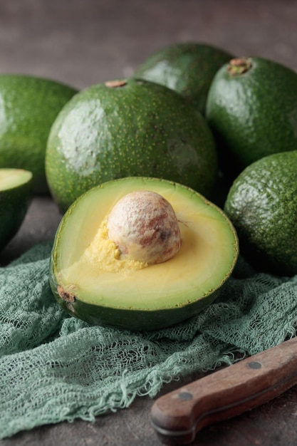 Rijpe Avocado op een donkere achtergrond