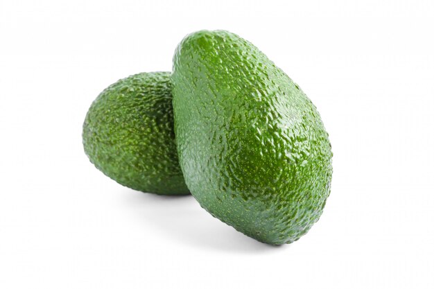 Rijpe avocado's die op wit worden geïsoleerd