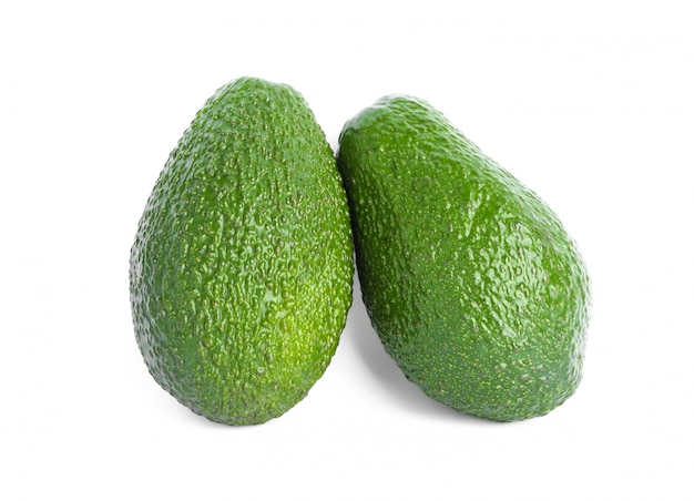 Rijpe avocado's die op wit worden geïsoleerd