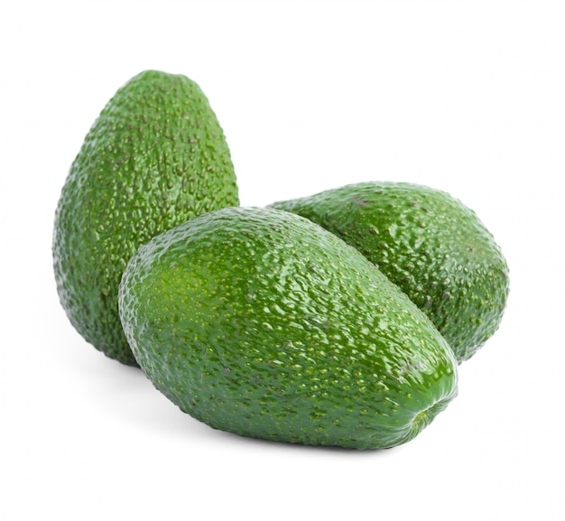 Rijpe avocado's die op wit worden geïsoleerd