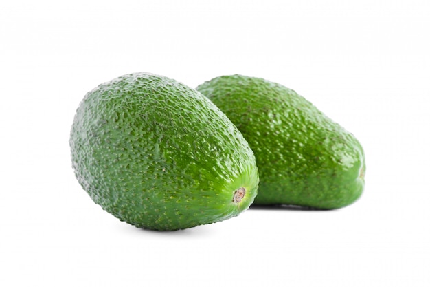 Rijpe avocado's die op wit worden geïsoleerd